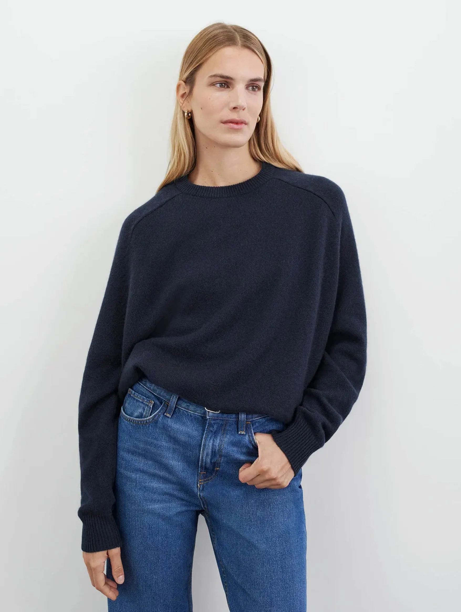 Boyfriend O-Neck Cashmere Sweater in Navy