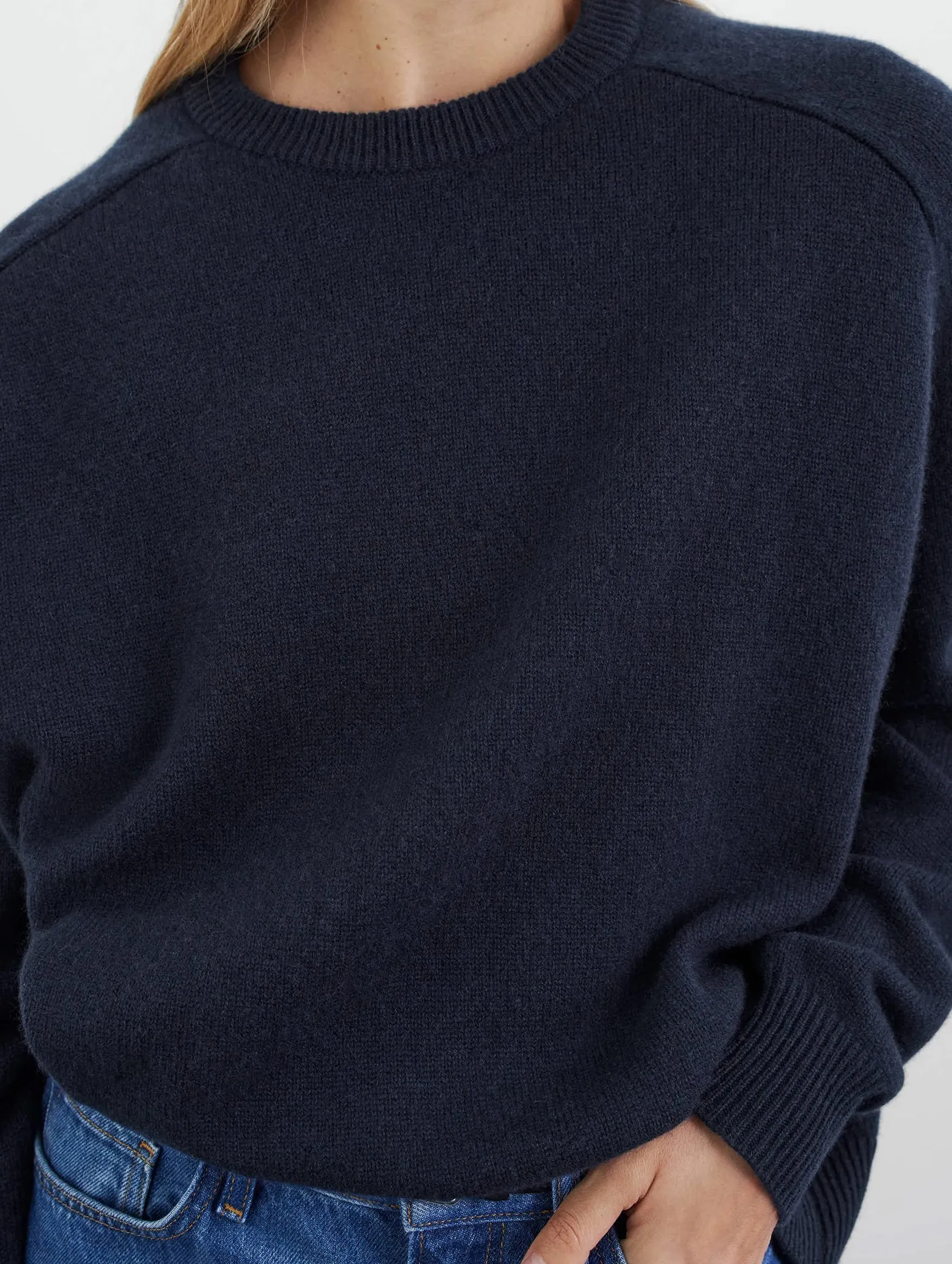 Boyfriend O-Neck Cashmere Sweater in Navy