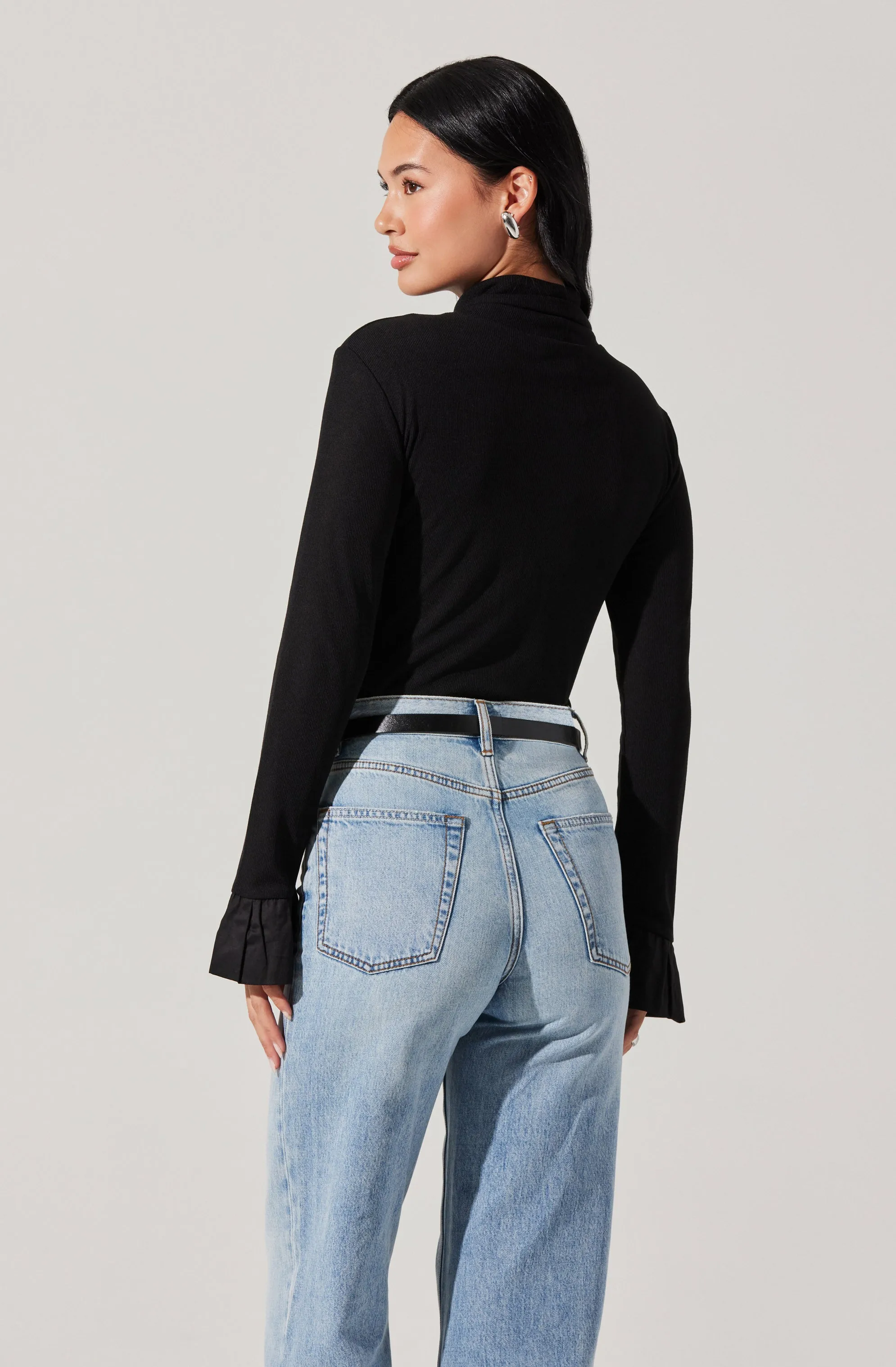 Flare sleeve turtleneck